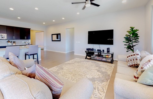 Oracle Maison | Dog-friendly home with central ac, enclosed yard, patio, hot tub, & WiFi