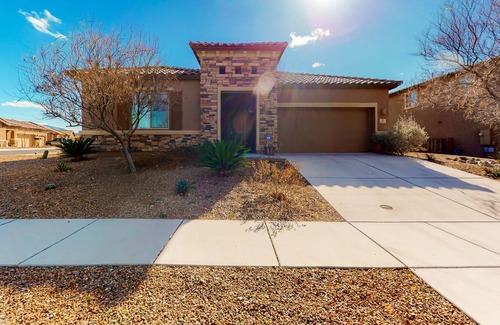 Oracle Maison | Dog-friendly home with central ac, enclosed yard, patio, hot tub, & WiFi