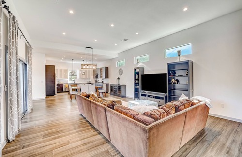Hudson Bend Maison | Dog-friendly home with pool, grill, central AC, & Washer/Dryer