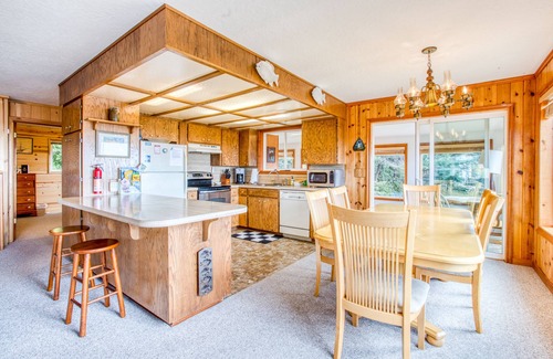 Bayshore Cabine | Dog-friendly maison avec vue sur l'océan, facile plage et accès à la baie et une piscine partagée!