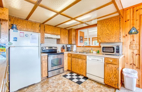 Bayshore Cabine | Dog-friendly maison avec vue sur l'océan, facile plage et accès à la baie et une piscine partagée!