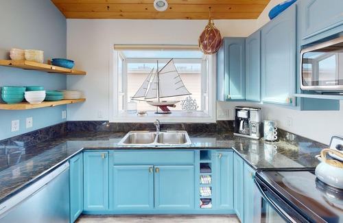 Waldport Maison | Dog Friendly! Hot Tub! Ocean Front with Spectacular Views!