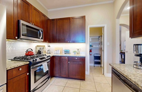 West Congress Maison | Dog-friendly house with enclosed backyard, W/D, close to Downtown Austin