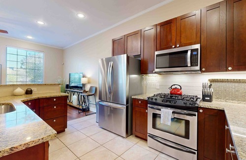 West Congress Maison | Dog-friendly house with enclosed backyard, W/D, close to Downtown Austin