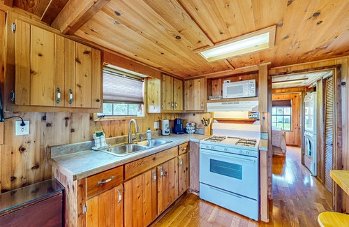 Hector Maison | Dog-friendly houses close to Seneca Lake with firepit, deck, & washer/dryer