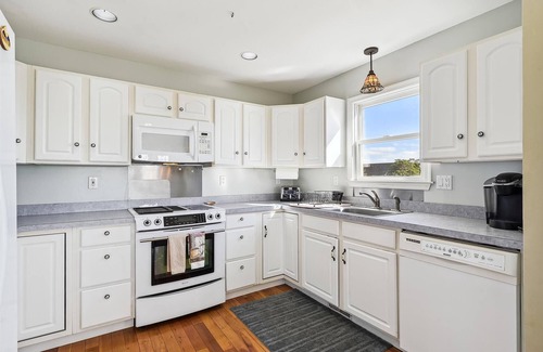 Broadkill Beach Maison | Dog Friendly in Broadkill Beach. Enjoy the Short Walk to the Bay!!