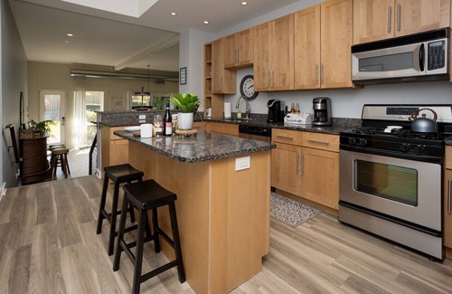 Shorewood-Tower Hills-Harbert Appartement | Dog-Friendly Loft, Cozy Fireplace: Perfect Retreat