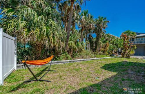 New Smyrna Beach Appartement | Dog Friendly Loft STEPS from Beach with Gas Barbecue Grill and Upstairs Deck!