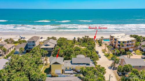 New Smyrna Beach Appartement | Dog Friendly Loft STEPS from Beach with Gas Barbecue Grill and Upstairs Deck!