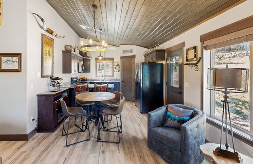 Sturgis Cabine | Dog-friendly mountain view cabin with a washer/dryer, BBQ, & full kitchen