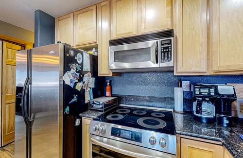Dillon Copropriété | Dog-friendly mtn-view condo with balcony, tennis, fireplace, W/D