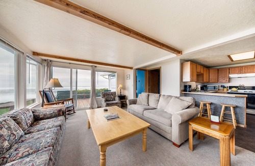Gleneden Beach Maison | Dog-friendly maison en bord de mer w / accès facile à la plage et grande terrasse + promenade pour se garer!