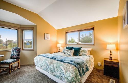 Warrenton Maison | Dog-friendly retreat near the beach with large yard, WiFi, deck & full kitchen