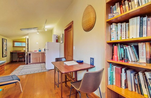 Eastsound Appartement | NOUVELLE LISTE! Studio chien-amical avec cuisinette, WiFi, cour et foyer!