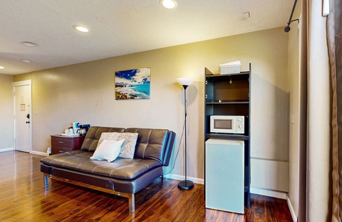 Lincoln City Appartement | Dog-friendly studio w / un balcon privé et sept miles de plage à quelques pas!