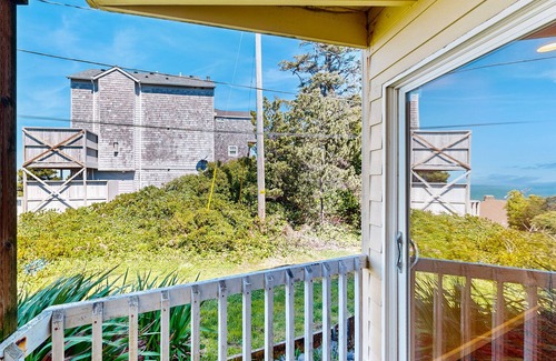 Lincoln City Appartement | Dog-friendly studio w / un balcon privé et sept miles de plage à quelques pas!
