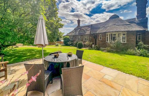 Hoveton Maison | Dog friendly thatched Cottage on edge of Norfolk Broads