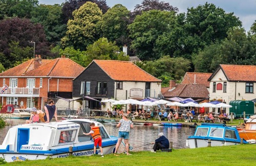 Hoveton Maison | Dog friendly thatched Cottage on edge of Norfolk Broads