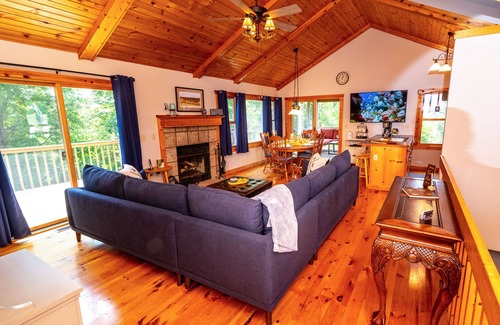 The Galena Territory Maison | Dog Friendly, 3Bd/3Ba, Fire Pit, Screened Porch with Great Bluebird Views!