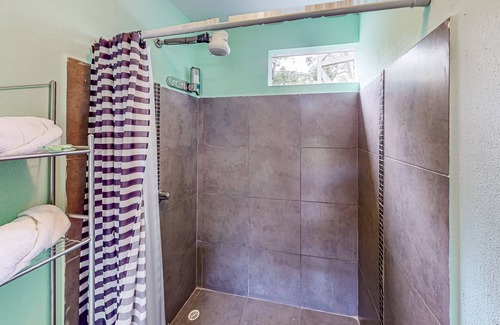 Tarcoles Lit Et Petit-Déjeuner | Dog-friendly villas with shared rancho & kitchen, private pool, and partial AC