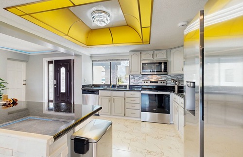 Palm Harbor Maison | Dog friendly -waterfont home with a private dock, work station , W/D and WIFI