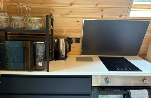 Toppesfield Cabine | Dog-Friendly Woodland Hideaway: A Quirky, Romantic Escape with Hot Tub