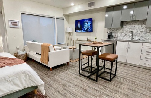 Walnut Creek Appartement | Designer furnished Downtown Elevator Work here Garage Park in-unit W/D