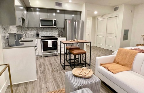 Walnut Creek Appartement | Designer furnished Downtown Elevator Work here Garage Park in-unit W/D