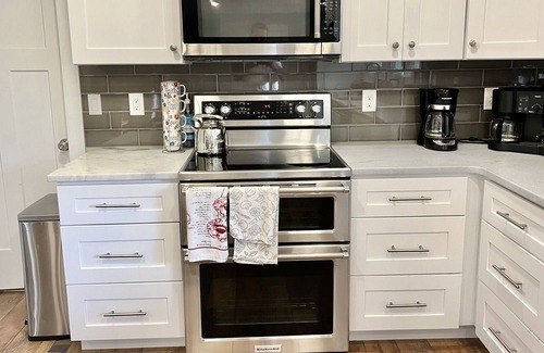 Duncan Maison | Dogwood 3Br Queen Suite in Duncan
