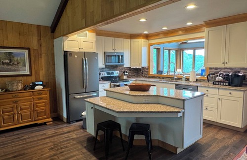 Lairdsville Maison | Dogwood Ridge - Secluded 3BR Home in the Woods, Sleeps 9, Pet Friendly