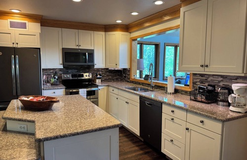 Lairdsville Maison | Dogwood Ridge - Secluded 3BR Home in the Woods, Sleeps 9, Pet Friendly