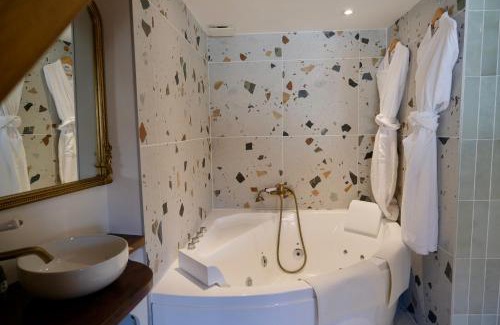 Centre Ville Appartement | Dolcevita Suite - Signature italienne avec spa et filet