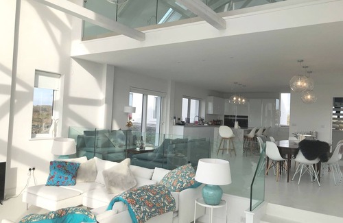 Ballyconneely Chalet De Ski | Doleen Quay House is a luxurious beach holiday home
