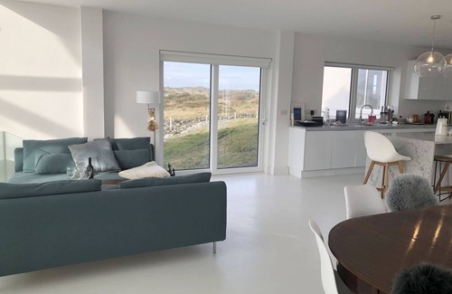 Ballyconneely Chalet De Ski | Doleen Quay House is a luxurious beach holiday home