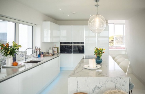 Ballyconneely Chalet De Ski | Doleen Quay House is a luxurious beach holiday home