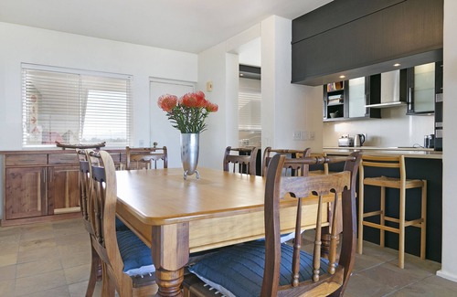 Milnerton Appartement | Dolphin Beach C111 Self-Catering Beachfront APT with Inverter