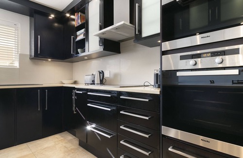 Milnerton Appartement | Dolphin Beach C111 Self-Catering Beachfront APT with Inverter