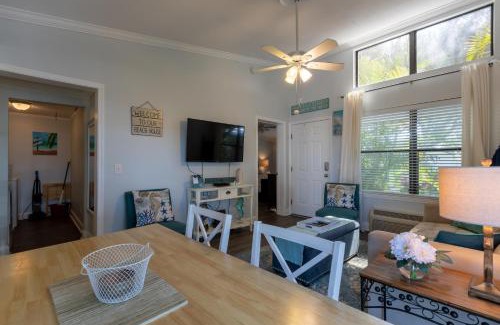 New Smyrna Beach Maison | Dolphin Cove Cottage -2-2 Pet Friendly!