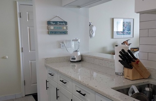 East Wind South Copropriété | Dolphin View-oceanfront condo with large balcony overlooking no drive beach.