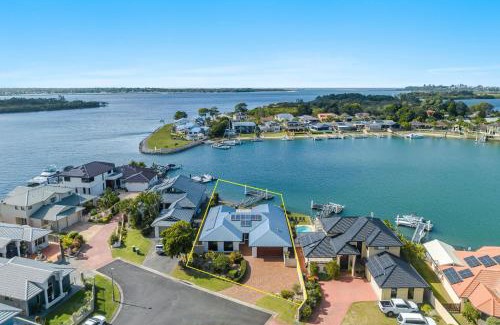 Yamba Maison | Dolphin Waters - Waterfront Delight
