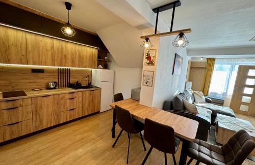 Velky Slavkov Appartement | Domček pod lesom