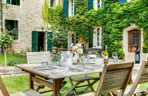 Montagnac Villa | Domaine Art et Vin - Six Chambres Villa, Couchages 12
