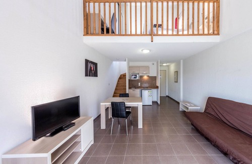 Saint-Christol Maison | Domaine de Bacchus-Séjour+Galerie 4 pers by Interhome