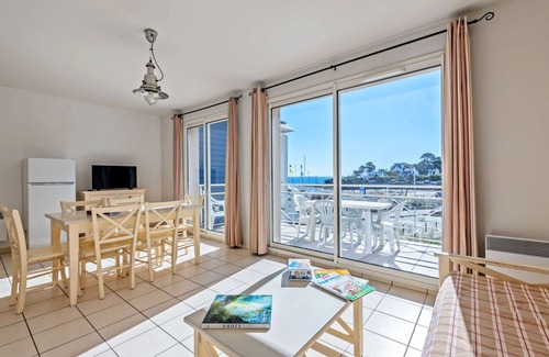 Plougonvelin Appartement | Domaine de Bertheaume by Interhome