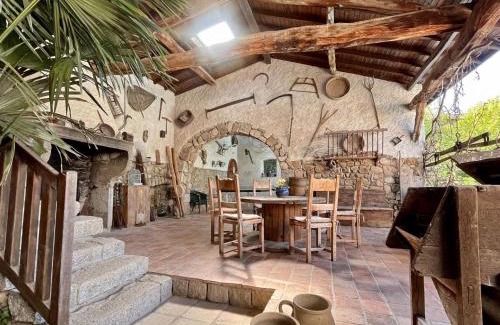 Essertines-en-Donzy Maison | Domaine de Campagne : Charme Authentique avec Piscine et Spa - FR-1-496-364