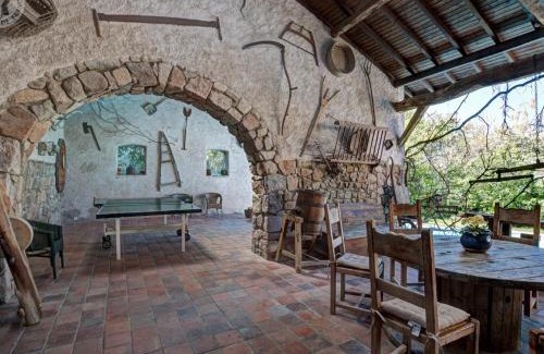 Essertines-en-Donzy Maison | Domaine de Campagne : Charme Authentique avec Piscine et Spa - FR-1-496-364