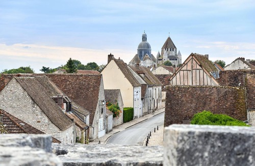 Provins Maison | Domaine de l'Ormerie Provins, hébergement avec jardin idéal pour les familles.