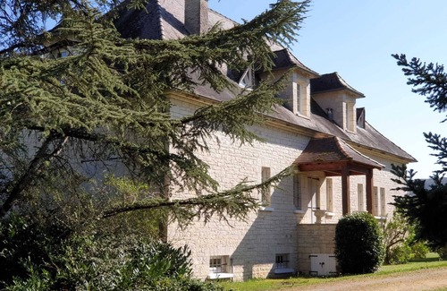 Lacave Maison | Domaine de Pech Marjac – grande piscine couverte au milieu du parc