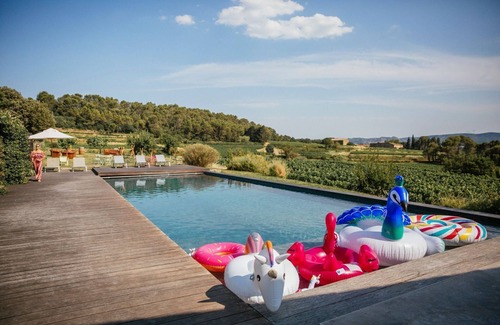 Laudun Villa | Domaine De Sol - Sept Chambres Villa, Couchages 14
