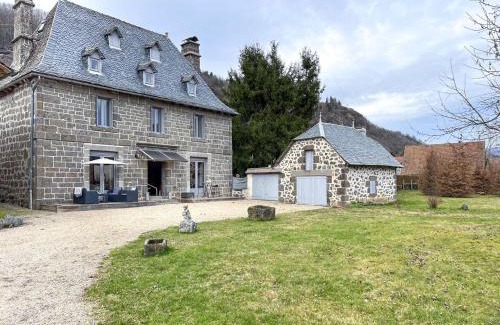 Velzic Maison | Domaine des 5M, Authenticité et Élégance au cœur du Cantal